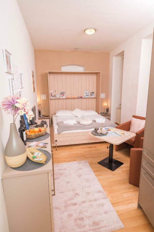 Tiny Hideaway Apartament *